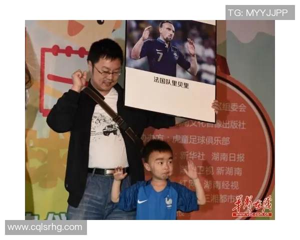 足球明星佩戴发箍的时尚瞬间展现运动魅力与个性风采